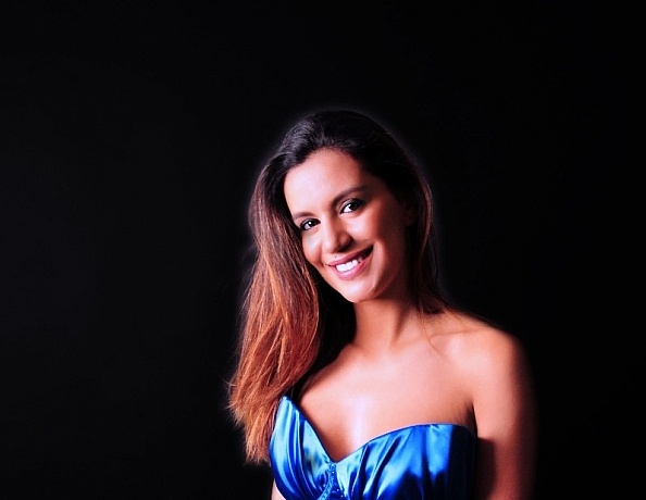 content/Claudia/CLAUDIA-BLUEDRESS-LOVESATIN/4.jpg