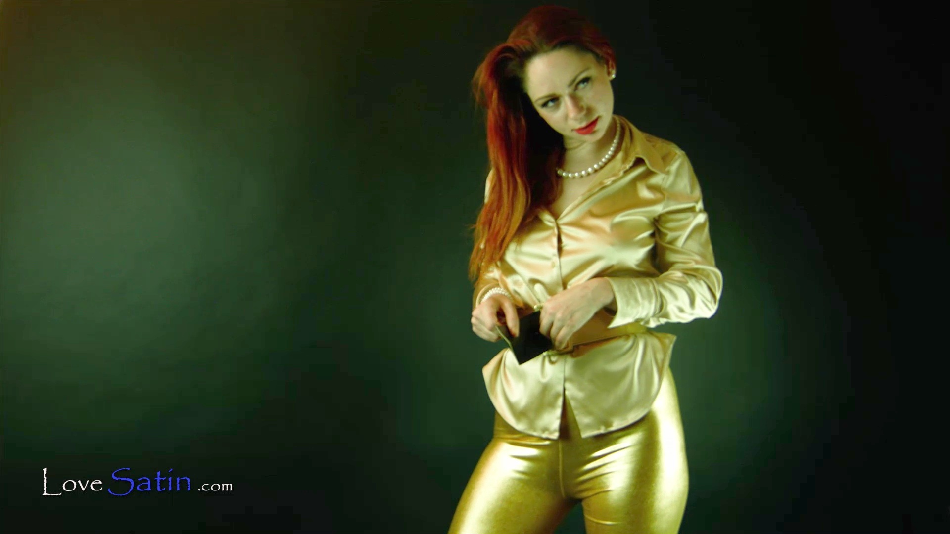 content/Hayley/Hayley-Gold-Satin-Video/0.jpg