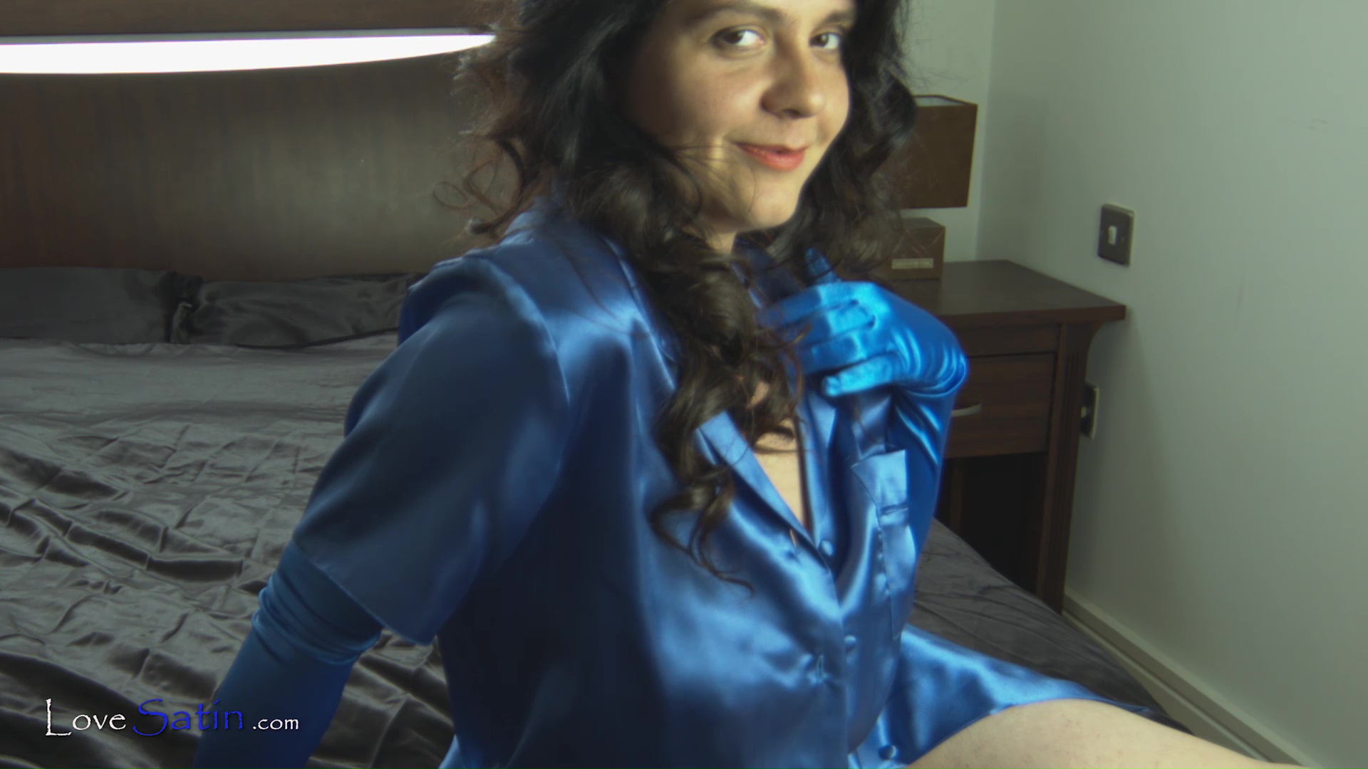 content/Monique/Isabel-Blue-Robe-Video/0.jpg